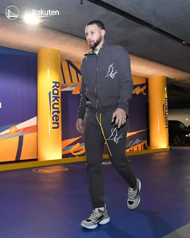 Stephen Curry outfit in Diet Starts Monday, 2023