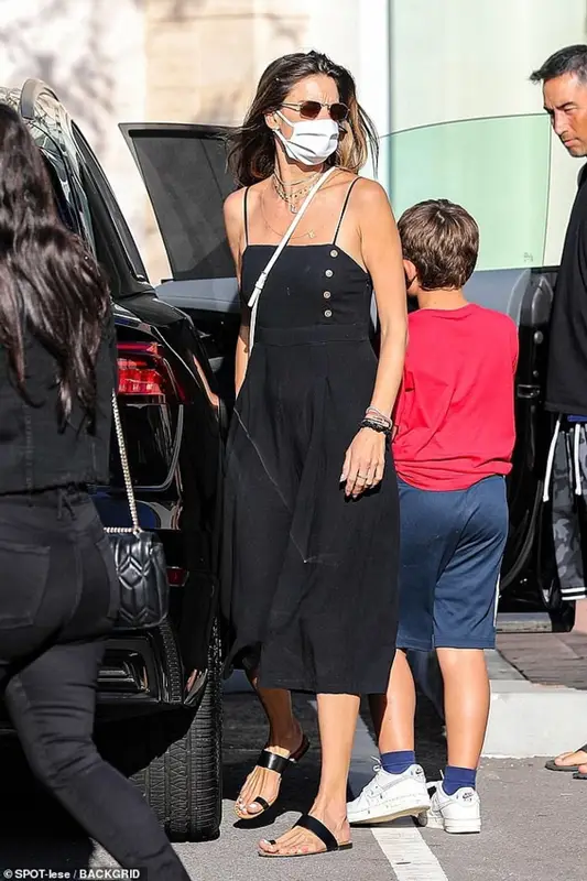 Alessandra Ambrosio outfit in Vehla, 2021