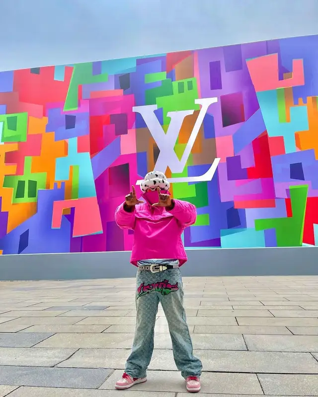Suarvo outfit in H&M, Louis Vuitton, and Oakley, 2023
