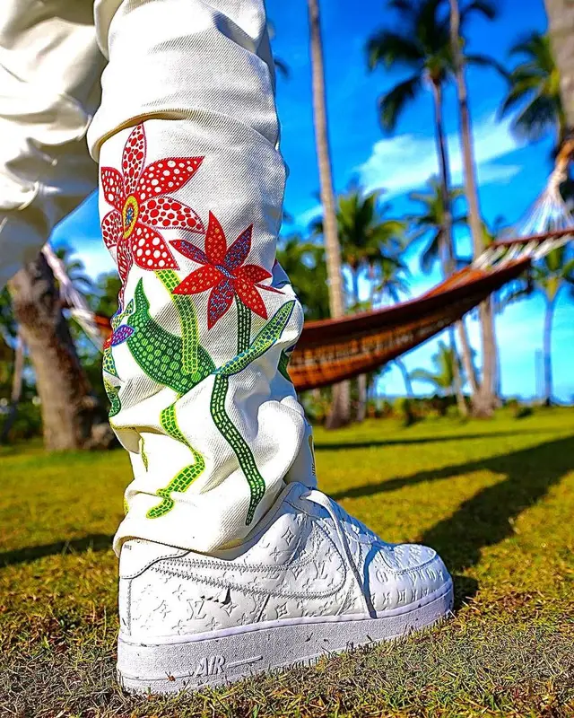 El Alfa El Jefe outfit in Louis Vuitton, Nike, and Yayoi Kusama, 2023