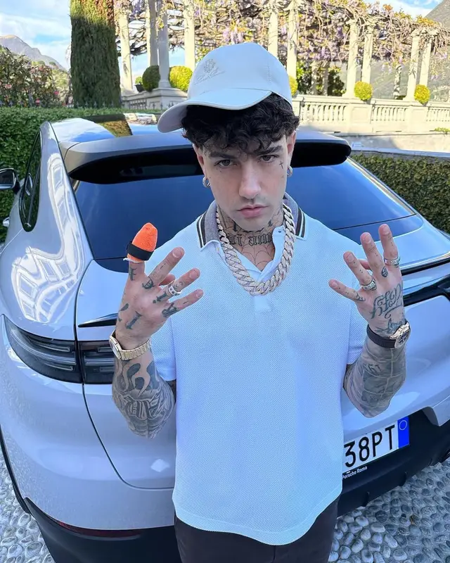 Tony Effe outfit in Loro Piana, 2023