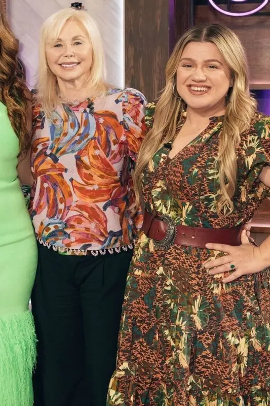 Kelly Clarkson outfit in Etro, 2023