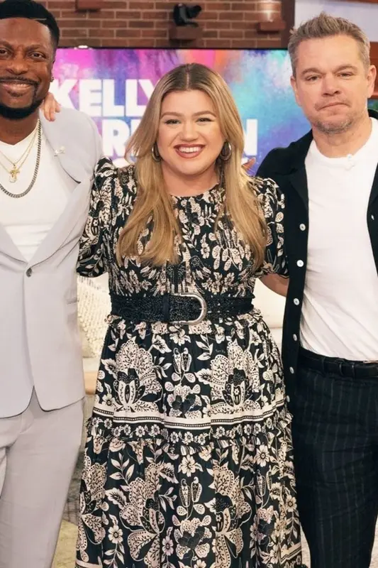 Kelly Clarkson outfit in Etro, 2023
