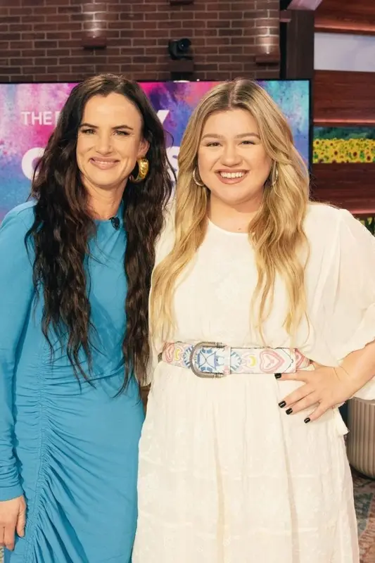 Kelly Clarkson outfit in Etro, 2023