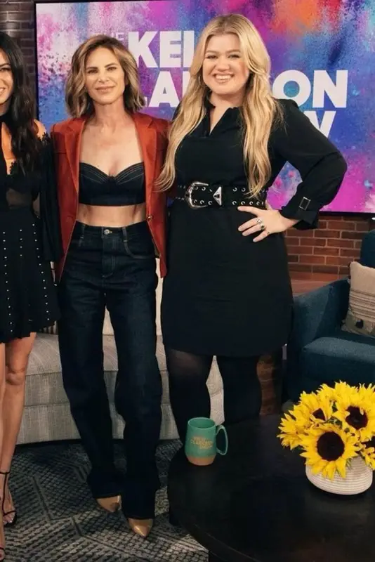 Kelly Clarkson outfit in Etro, 2023