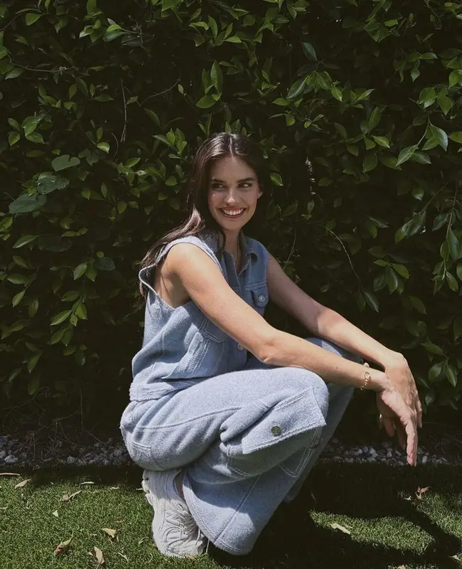 Sara Sampaio outfit in Barrie and New Balance, 2023