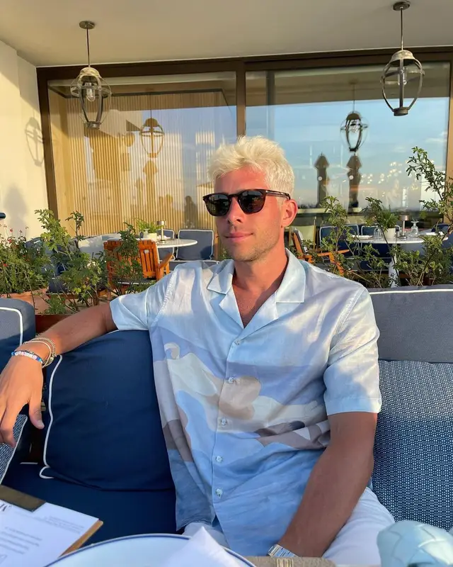 Sergi Roberto outfit in Commas, 2022