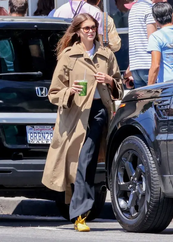 Kaia Gerber outfit in Saint Laurent, Oliver Peoples, and The Row, 2023