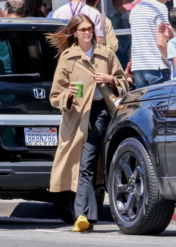 Kaia Gerber outfit in Saint Laurent, Oliver Peoples, and The Row, 2023