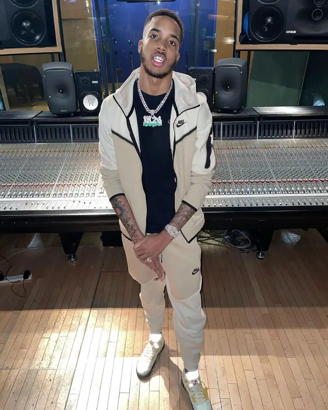 M24 outfit in Nike, Jordan, and Off-White, 2021
