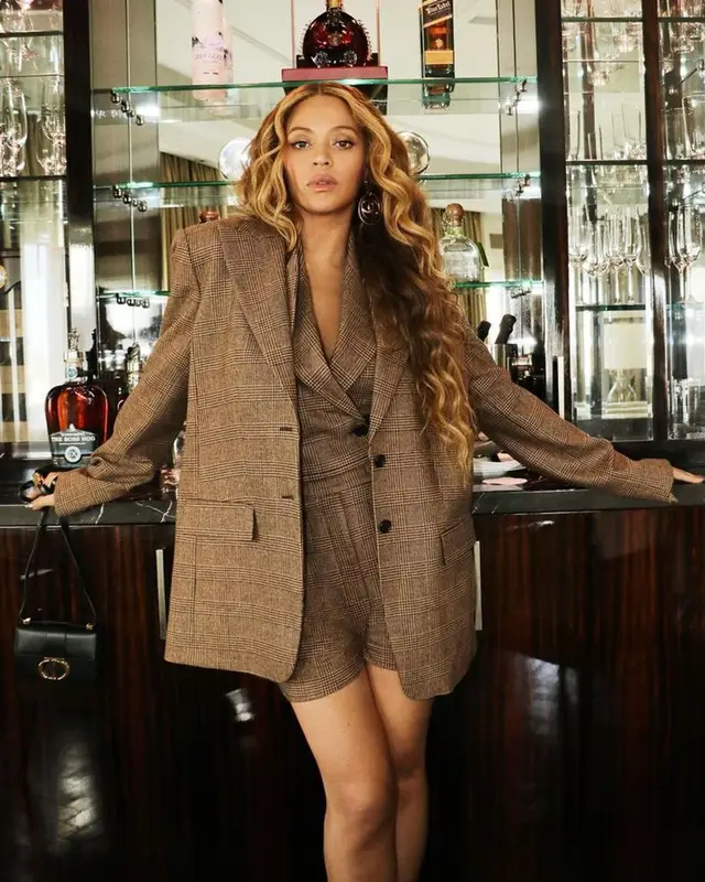 Beyonce outfit in Dior, Chanel, and Christian Louboutin, 2023