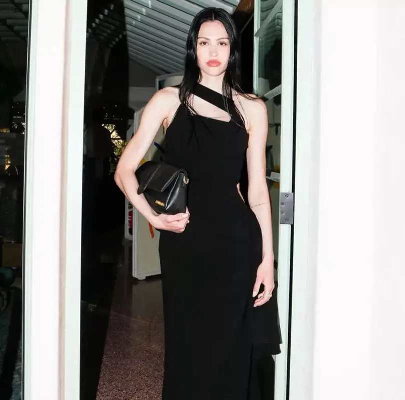 Amelia Gray Hamlin outfit in Jacquemus, 2023