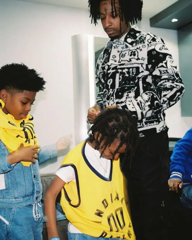 21 Savage outfit in Louis Vuitton, Prada, and Off-White, 2023