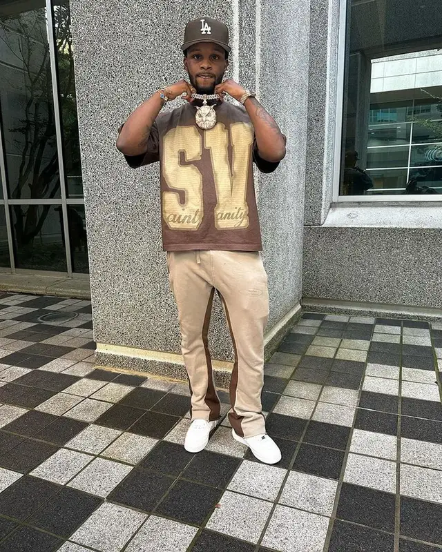 Toosii outfit in Saint Vanity, Nike, and New Era, 2023