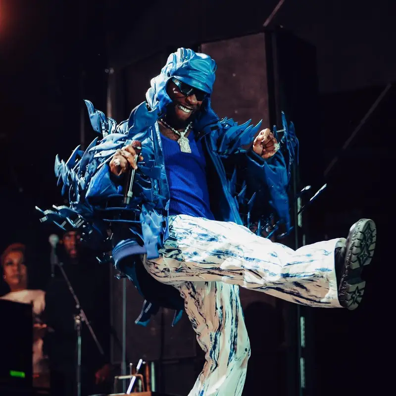Burna Boy outfit in Kusikohc, Louis Vuitton, and Bottega Veneta, 2023