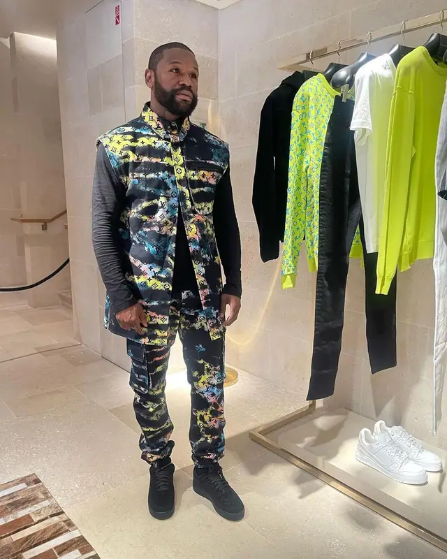 Floyd Mayweather outfit in Louis Vuitton and Nike, 2023