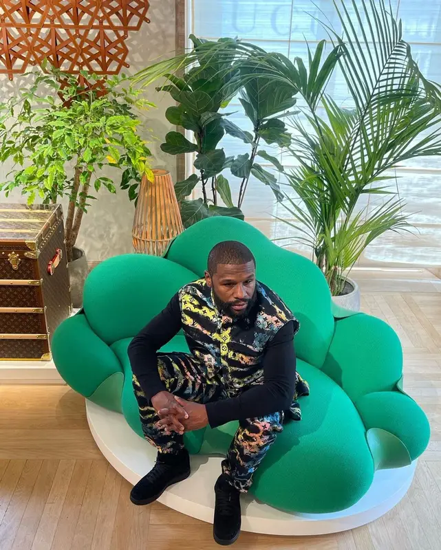 Floyd Mayweather outfit in Louis Vuitton and Nike, 2023
