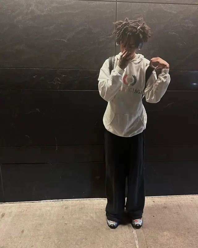 Slump6s outfit in Balenciaga and Apple, 2023