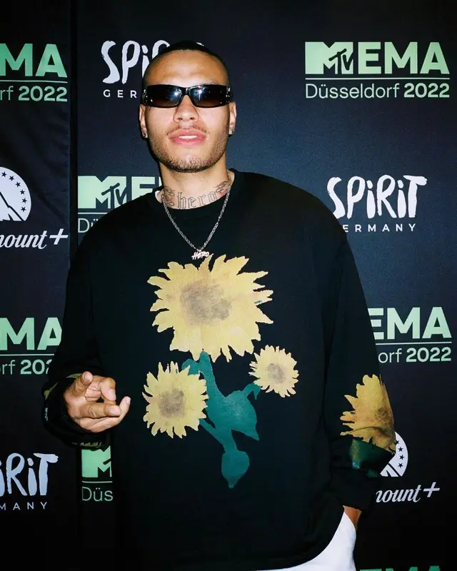 Jona Steinig outfit in Jimi Palais, 2023