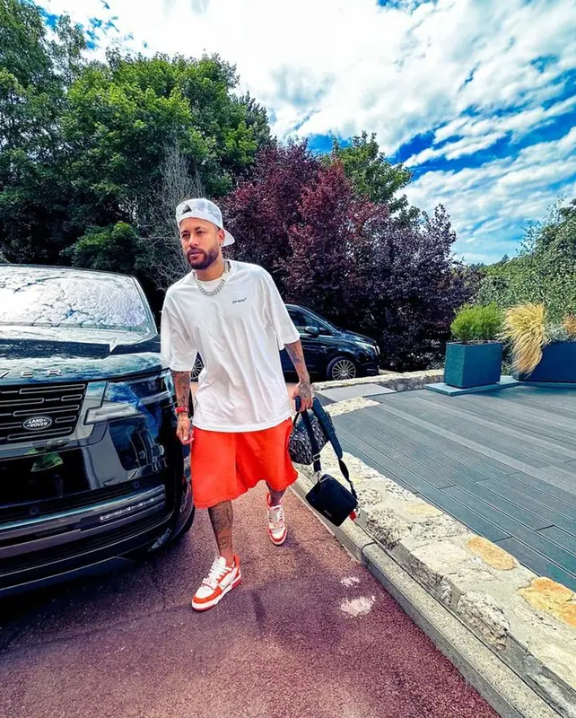 Neymar outfit in Off-White, Palm Angels, and Supreme, 2023