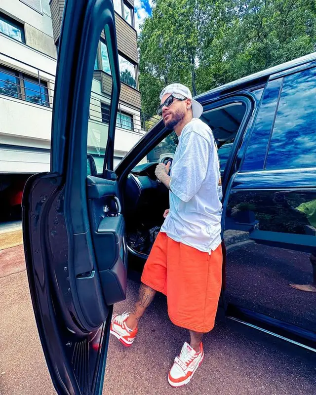 Neymar outfit in Off-White, Palm Angels, and Supreme, 2023