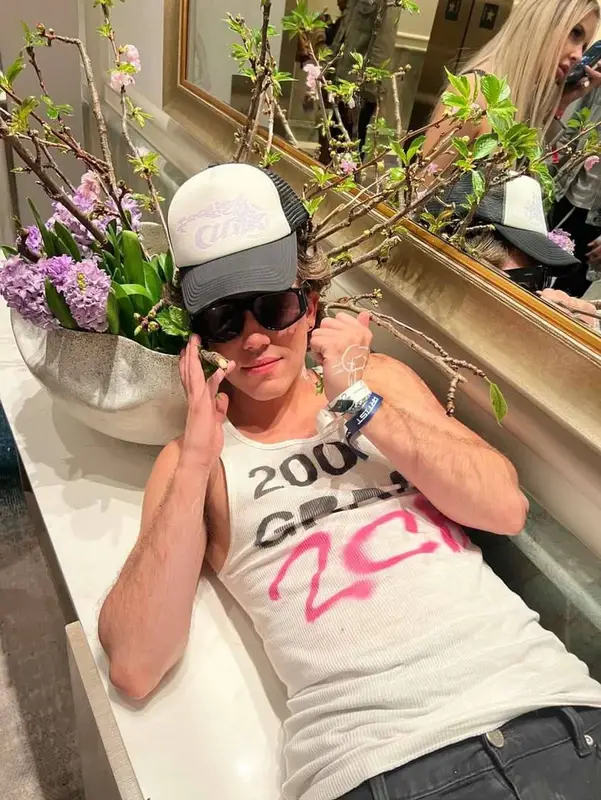 Ethan Cutkosky outfit in 2CB, 2023
