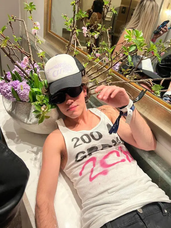Ethan Cutkosky outfit in 2CB, 2023