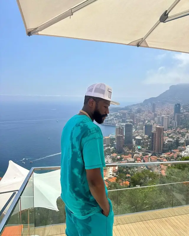 Floyd Mayweather outfit in Purple Brand and Off-White, 2023