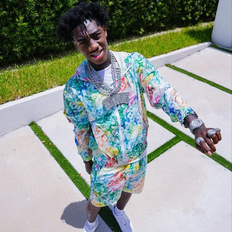 2Rare outfit in Louis Vuitton and Nike, 2023