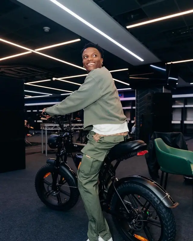 Wizkid outfit in Maison Margiela, Gucci, and Nike, 2023