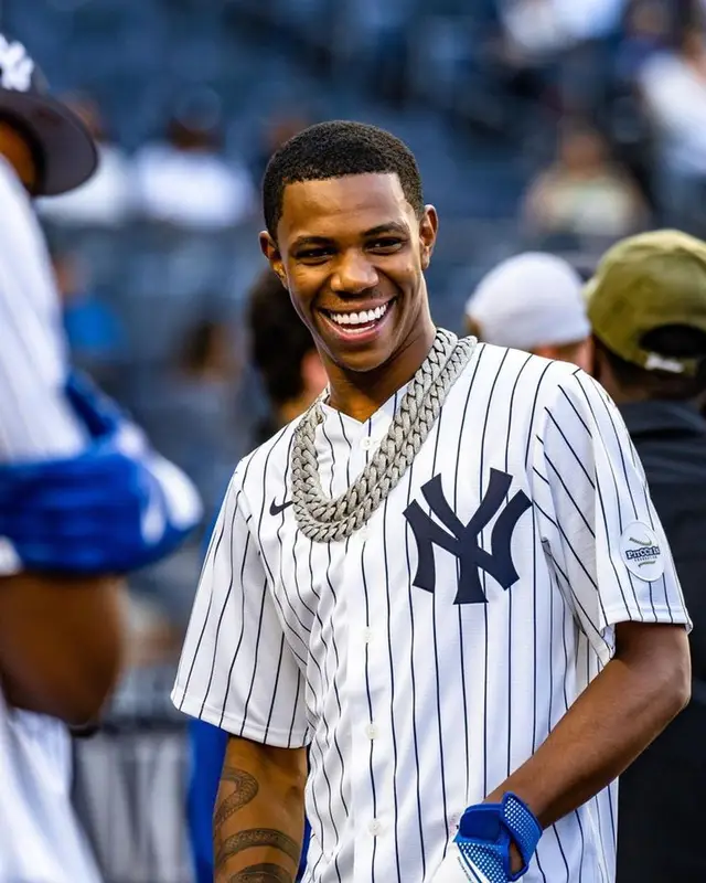 A Boogie Wit Da Hoodie outfit in Nike, Louis Vuitton, and New York Yankees, 2023
