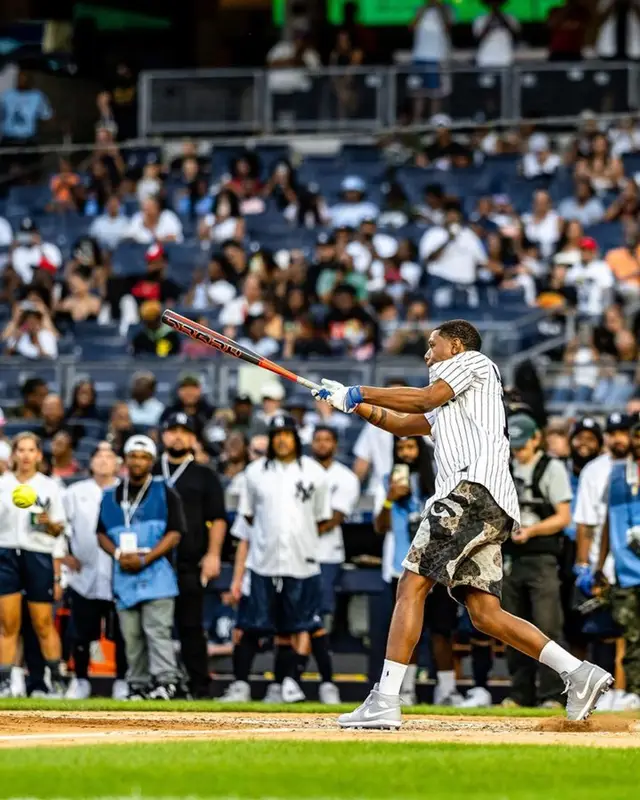 A Boogie Wit Da Hoodie outfit in Nike, Louis Vuitton, and New York Yankees, 2023