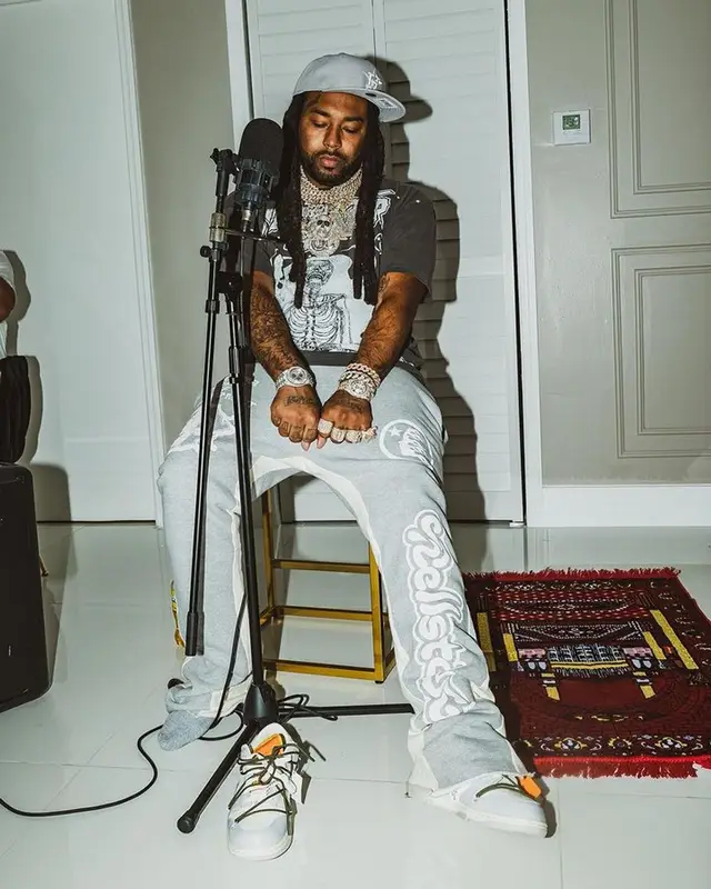 Icewear Vezzo outfit in Nike, New Era, and Off-White, 2023