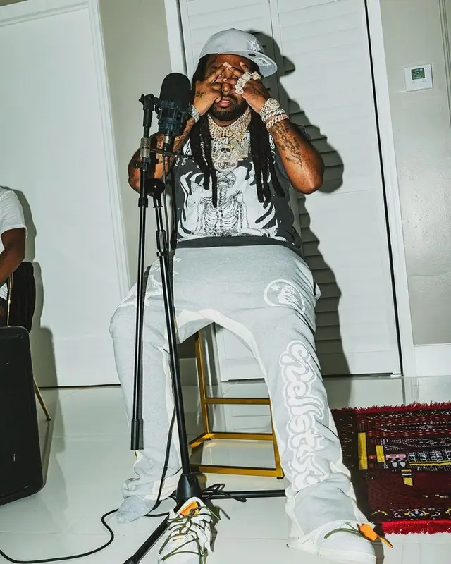 Icewear Vezzo outfit in Nike, New Era, and Off-White, 2023