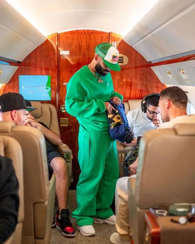Arcangel outfit in Nike, Supreme, and Apple, 2023