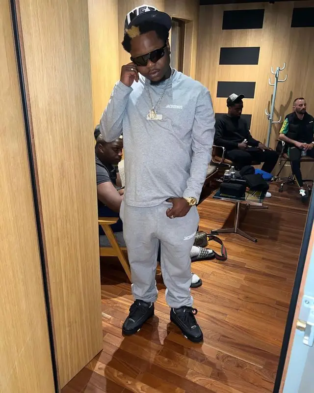 Leto outfit in Jacquemus, Louis Vuitton, and Oakley, 2023