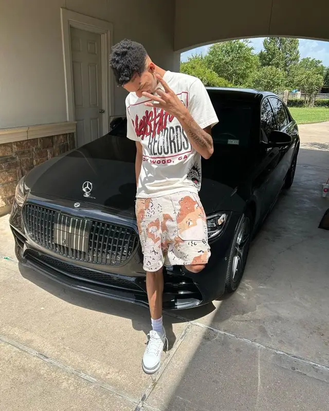 Stunna 4 Vegas outfit in Jordan, Supreme, and Hanes, 2023