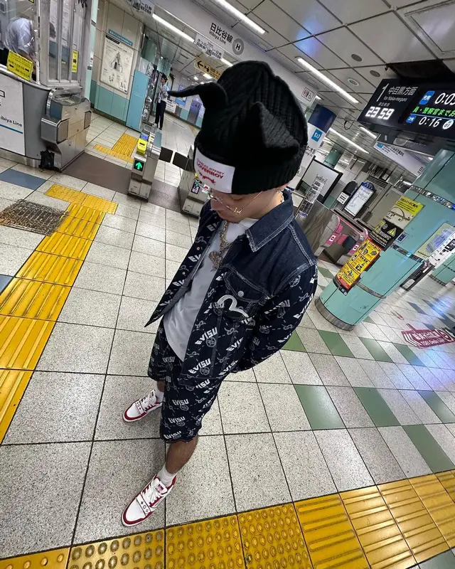 Lil Mosey outfit in Evisu, Louis Vuitton, and Loverboy by Charles Jeffrey, 2023