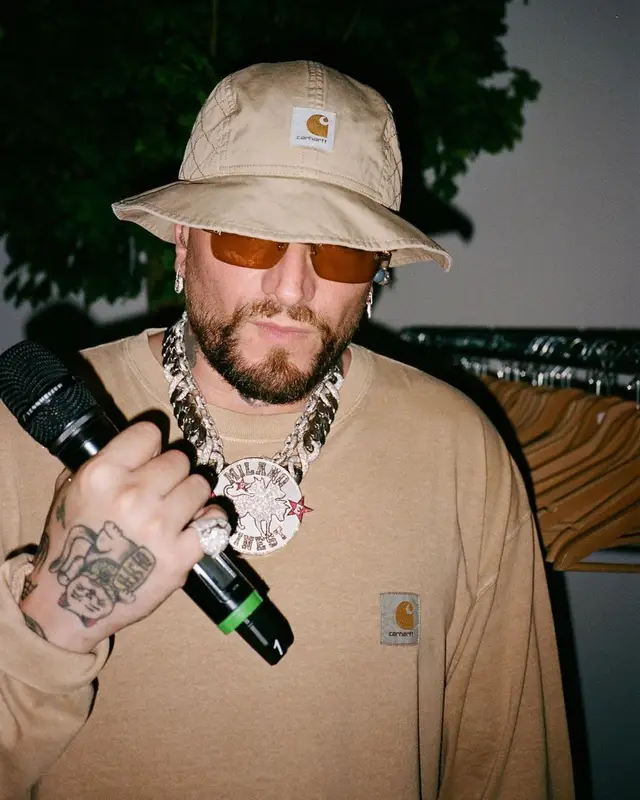 Gue outfit in Cartier and Carhartt, 2023