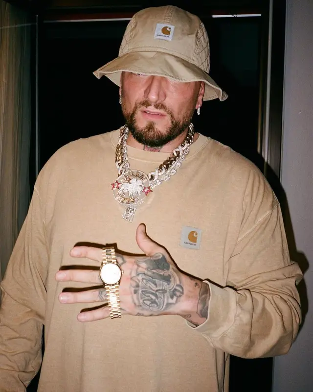 Gue outfit in Cartier and Carhartt, 2023