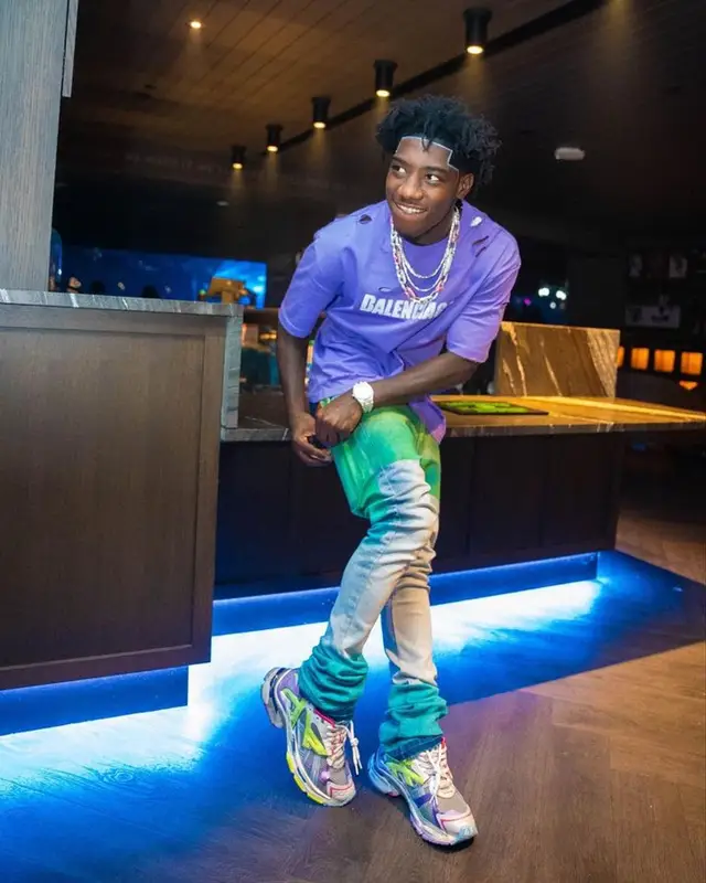 2Rare outfit in Balenciaga and Hanes, 2023