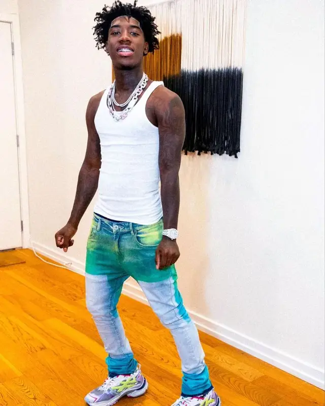 2Rare outfit in Balenciaga and Hanes, 2023