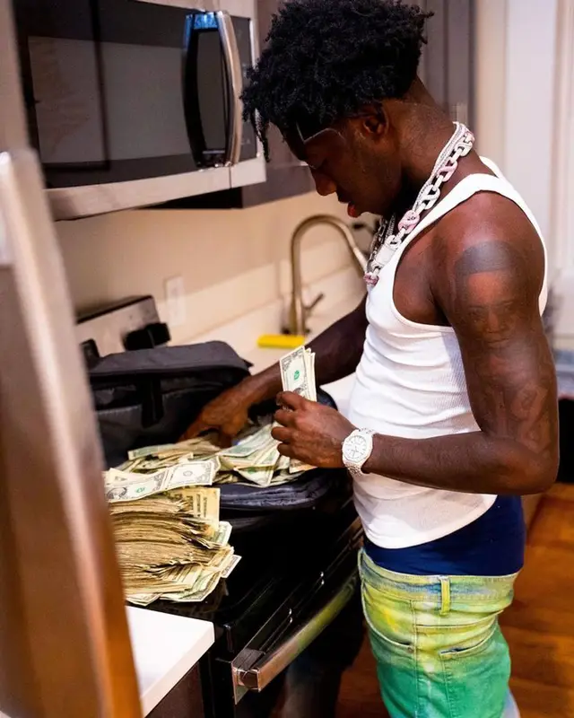 2Rare outfit in Balenciaga and Hanes, 2023