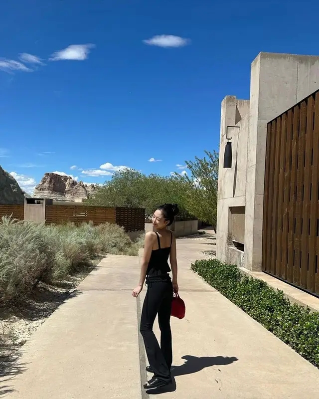 Kim Jennie outfit in Danielle Guizio, Comme Des Garcons, and Chanel, 2023