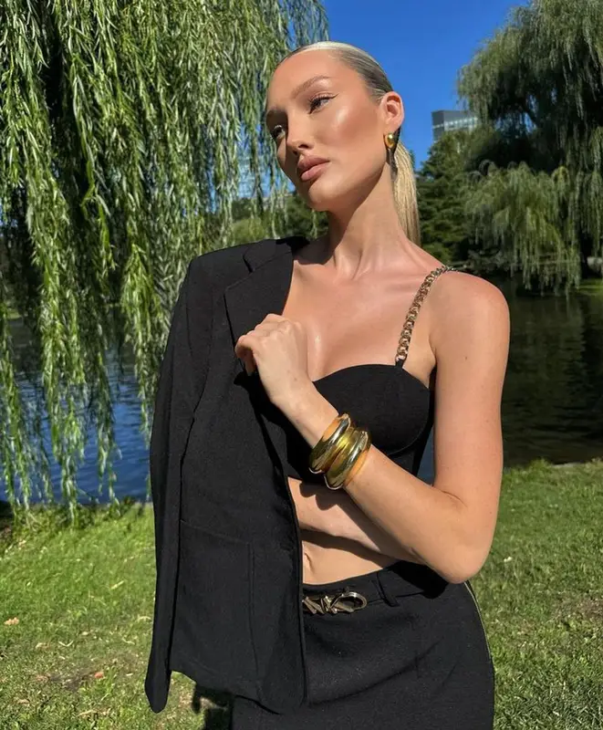 Meredith Duxbury outfit in Michael Kors, 2023