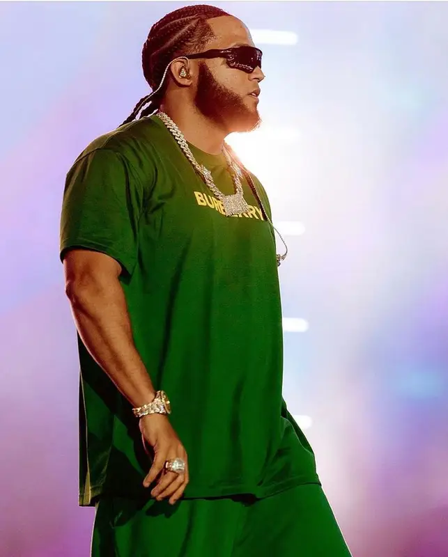 El Alfa El Jefe outfit in Burberry, Vetements, and Oakley, 2023