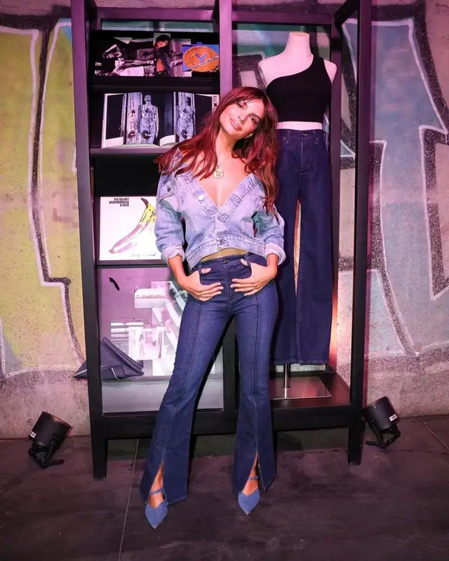 Emily Ratajkowski outfit in AG Jeans, Emily Ratajkowski Merch, and Dolce Vita, 2023