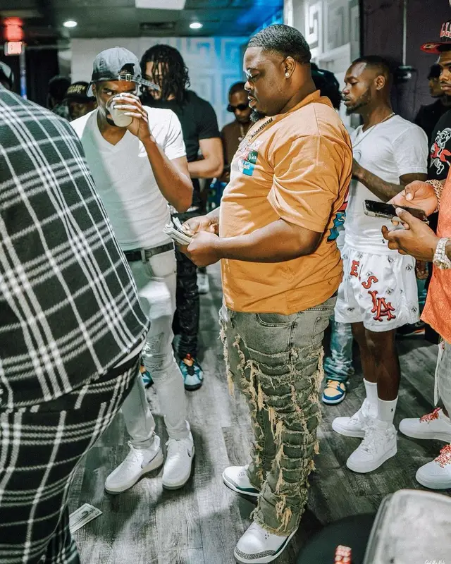 Black O outfit in Trap Carolina, 2023
