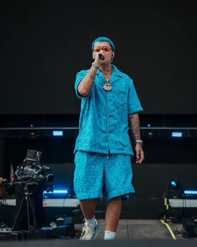 Blessd outfit in Versace, Supreme, and Hanes, 2023