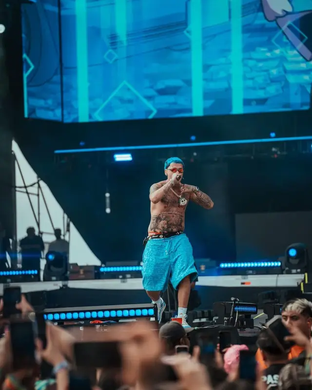 Blessd outfit in Versace, Supreme, and Hanes, 2023